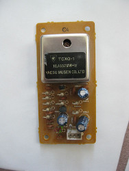 Una foto del vero TCXO-1 che reca la scritta completa TCXO-1