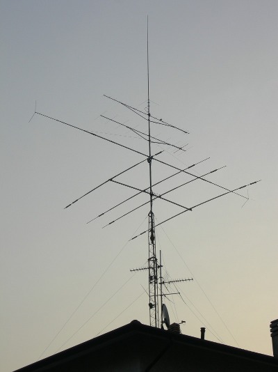 Il traliccio con le antenne Traliccio